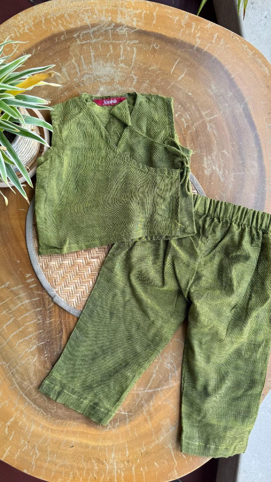 Aangan - Tie-up Jhhabla with pants in Khadi in green