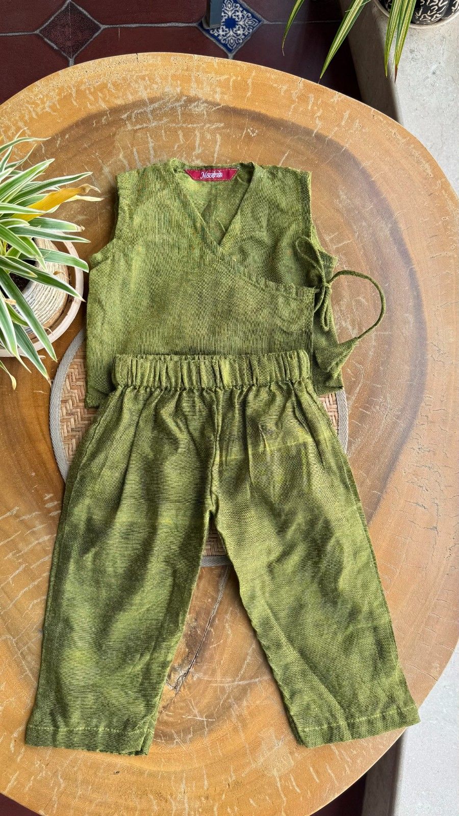 Aangan - Tie-up Jhhabla with pants in Khadi in green